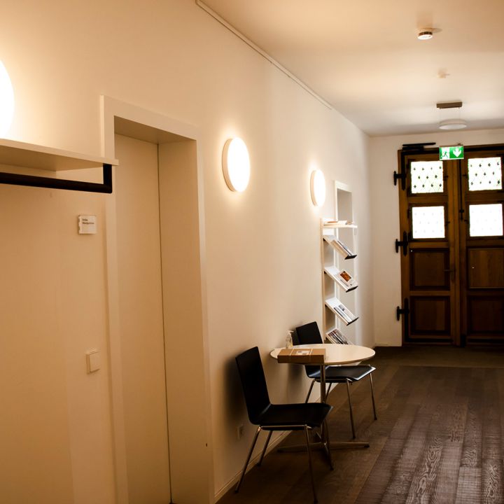 Gleicher Blick auf die Sitzecke im Flur aus einer anderen Perspektive.