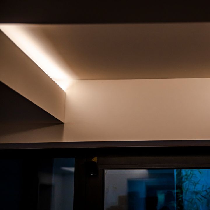 Indirekte LED-Beleuchtung leuchtet eine Decke stilvoll aus.