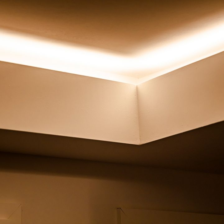 Indirekte Deckenbeleuchtung taucht die Ecke in warmes Licht.