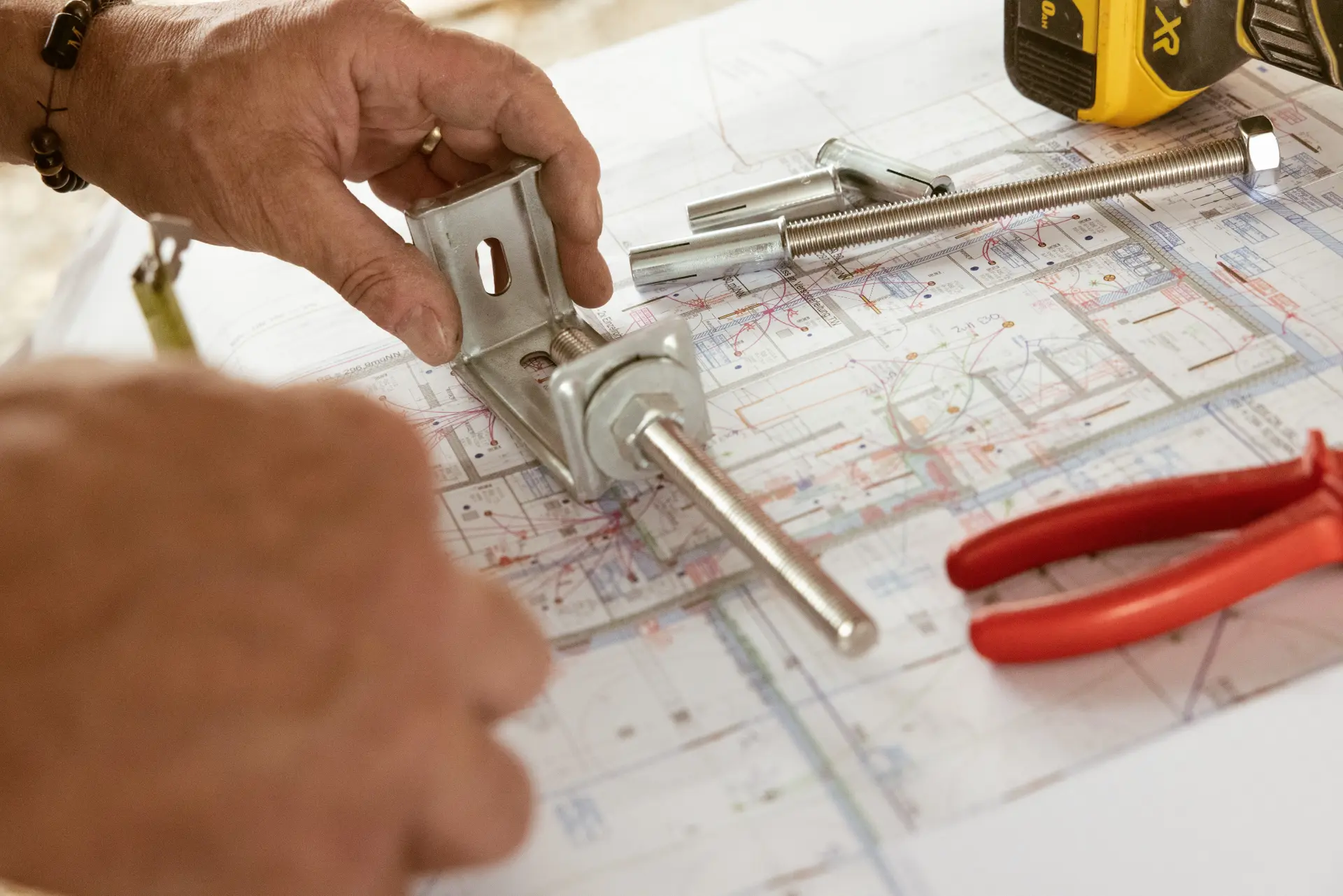 Ein Techniker prüft oder installiert die Elektronik in einem großen Schaltschrank.